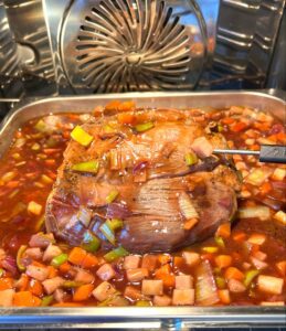 Rindsbraten mit Gemüse und Böhmischen Knödeln